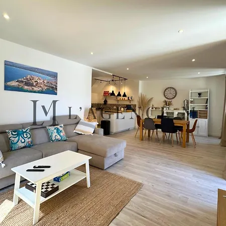 Mercatu Au Coeur De Calvi (Corsica)