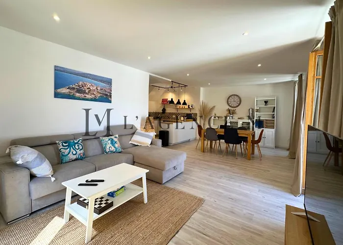 Mercatu Au Coeur De Calvi (Corsica)